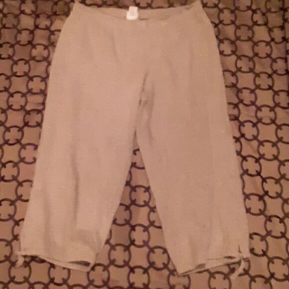 GRAY COMFY LOUNGE CAPRI PANTS SMALL/MEDIUM - Picture 1 of 2